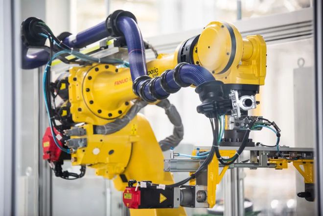 發(fā)動機(jī)技術(shù)革新與市場動態(tài) 新一代蒙迪歐上市與榮威GS61、特斯拉Roadster新進(jìn)展